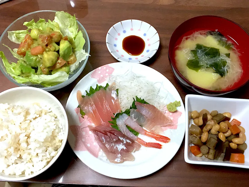 お刺身 五目豆 じゃがいもとわかめの味噌汁 アボカドとトマトのわさび和え|おさむん17さん