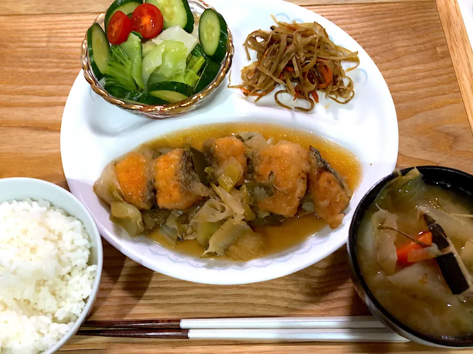 鮭と野菜のみぞれ煮、きんぴらごぼう、青梗菜と胡瓜のサラダ、味噌汁|caoさん