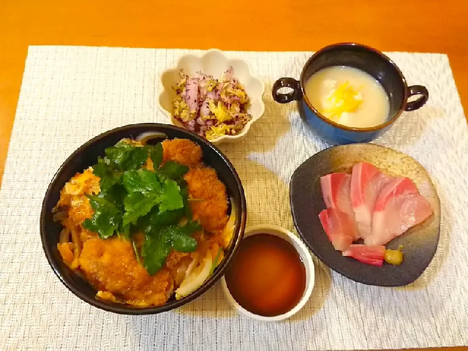 ☆ヒレカツ丼
☆ぶりのお刺身
☆豆乳スープ
☆白菜のゆかり合え🍺|chikakoさん