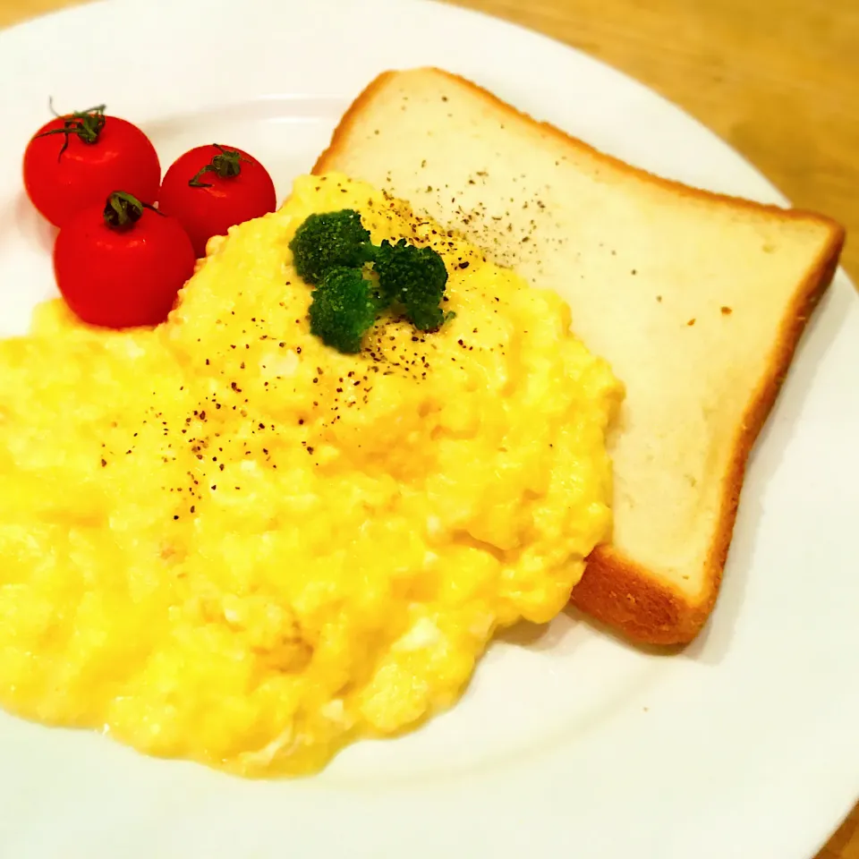 モーニングプレート🍽卵1個で🥚トロトロスクランブルエッグ✨|たんたんさん