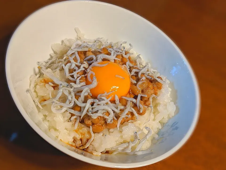 Snapdishの料理写真:納豆玉子かけご飯|あきおぐさん