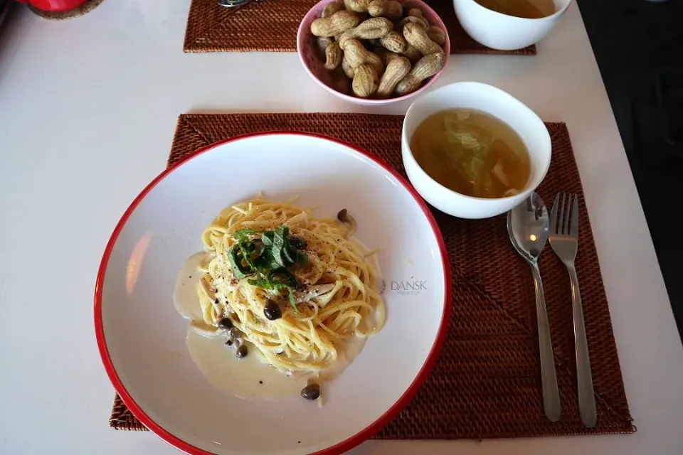 Snapdishの料理写真:今日の昼食 明太子豆乳パスタ、キャベツのコンソメスープ、茹で落花生|pinknari🐰🌈さん