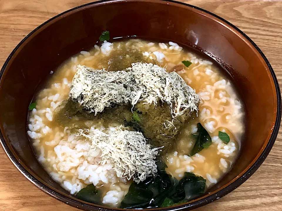 Snapdishの料理写真:今日の昼食　☆とろろ昆布のせ味噌汁ぶっかけご飯|まぁたんさん