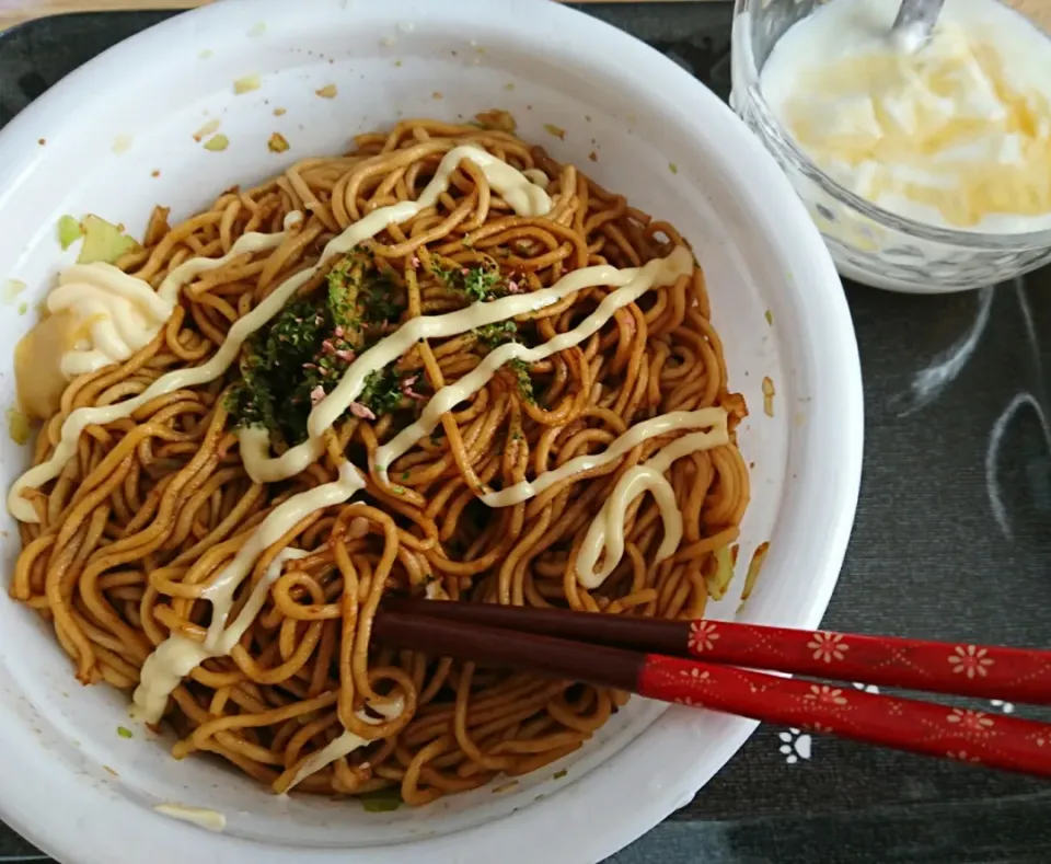 Snapdishの料理写真:UFO焼きそばでお昼ごはん|しまだ ちえこさん