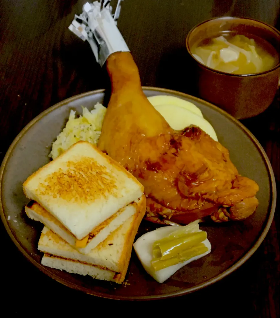 昼ごはん☀️☀️☀️                                                 焼きチーズサンド  鳥のもも焼き  乳酸キャベツ  りんご|ぽんたさん