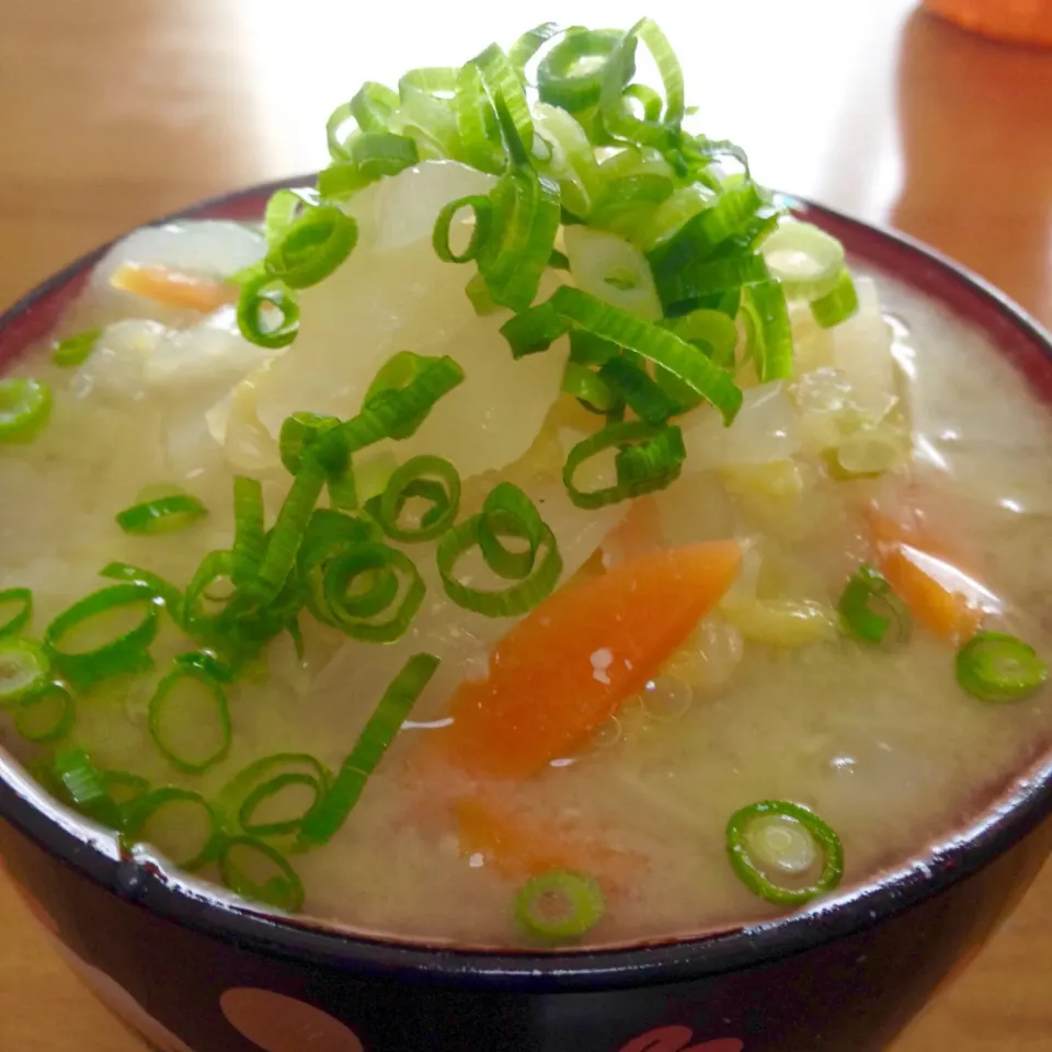 Snapdishの料理写真:具沢山味噌汁🍀今年も沢山飲みましたが、来年も沢山飲みますよ🤗💕 #具沢山味噌汁 #元気の源|まいりさん