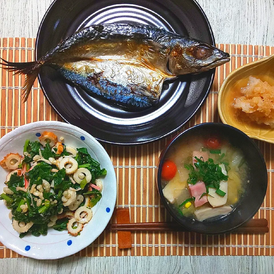 ボン婆さん👵の
ピリ辛みどりサラダとあっかんベーコンお味噌汁|真希さん