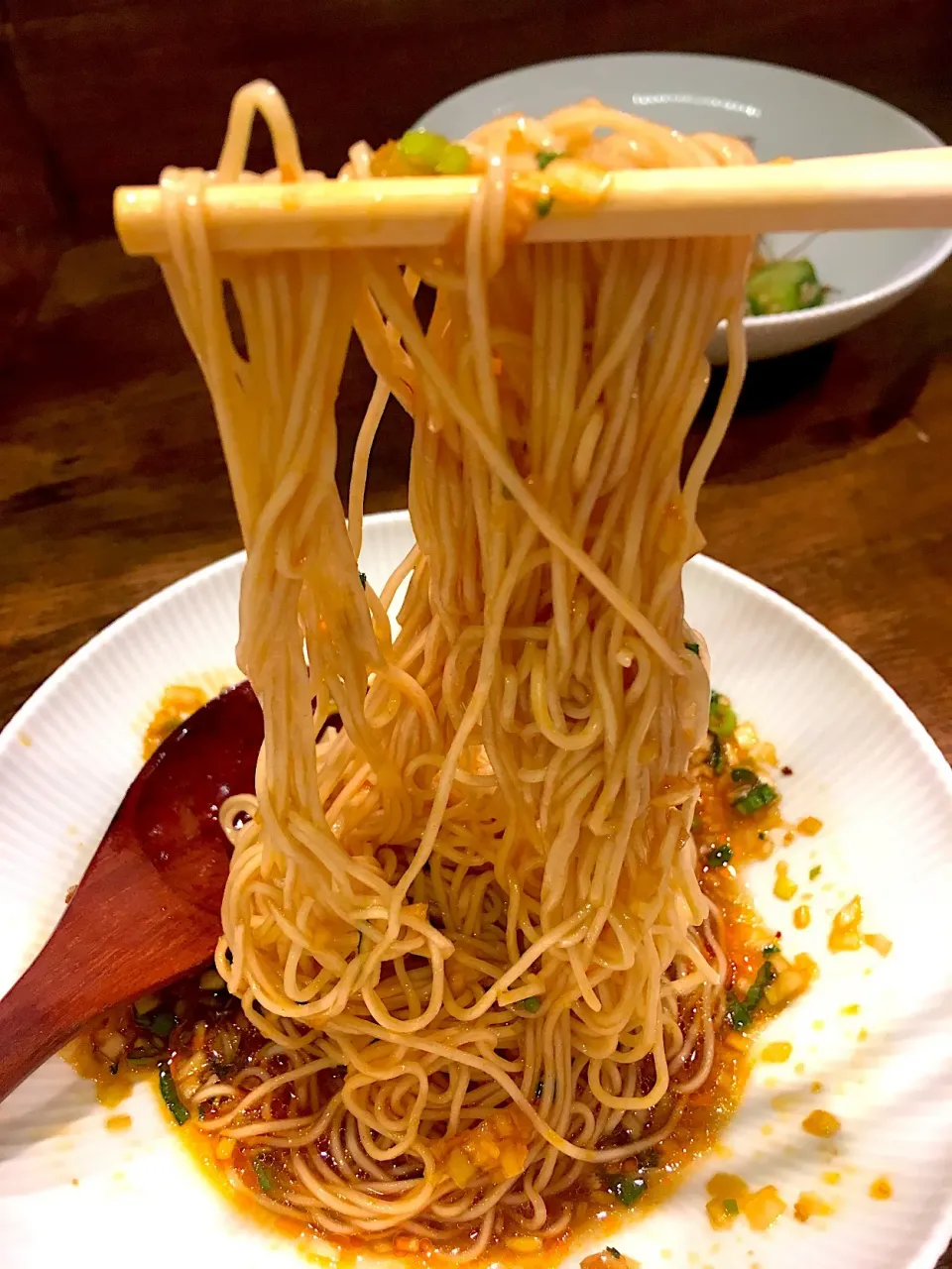 Snapdishの料理写真:海老ワンタンのスパイシーガーリックソースに特製の細麺！|morimi32さん