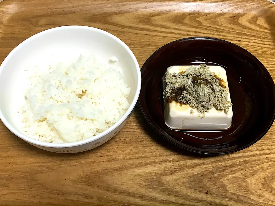 今日の朝食　☆とろろ昆布で冷奴|まぁたんさん