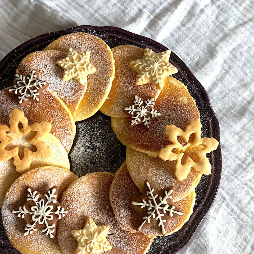 朝ごはん✨パンケーキリース雪の結晶クッキー乗せ❄️|emichococo625さん