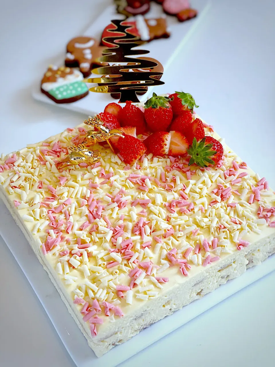 Strawberries and cream tiramisu|12Dragonさん