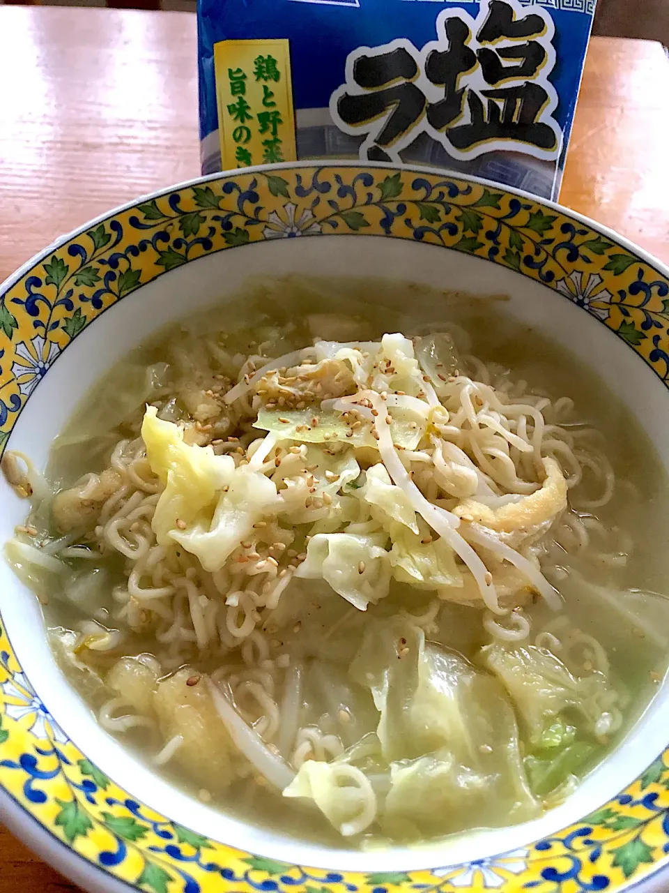 Snapdishの料理写真:アレンジ塩ラーメン🍜🧂|harutomomamaさん