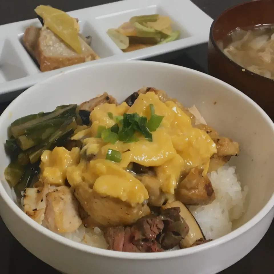 Snapdishの料理写真:昼ごはん☀️☀️☀️断酒263日目。                     とろとろ卵かけ親子丼。🐔💕🥚|ぽんたさん