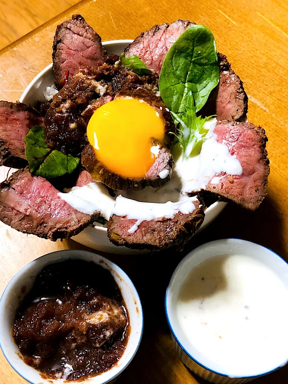 炊飯器でローストビーフを作って丼にしました。玉ねぎ赤ワインソースとホワイトソースも作ってみました。|sudachiさん