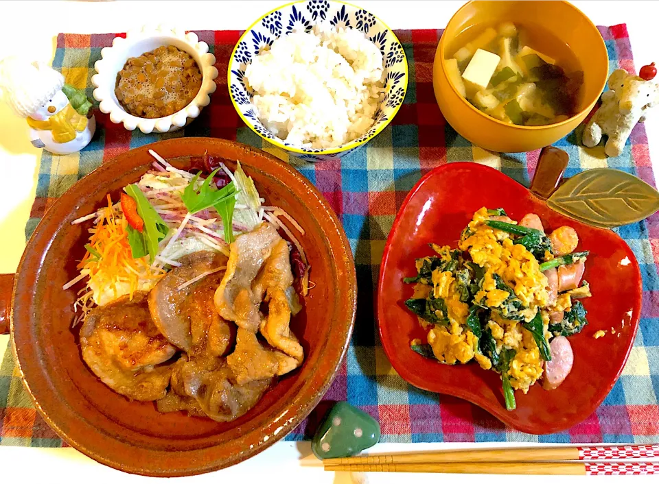 豚肉の生姜焼き、豆腐とわかめと油揚げの味噌汁、ウィンナーとほうれん草の卵炒め、納豆|syamさん