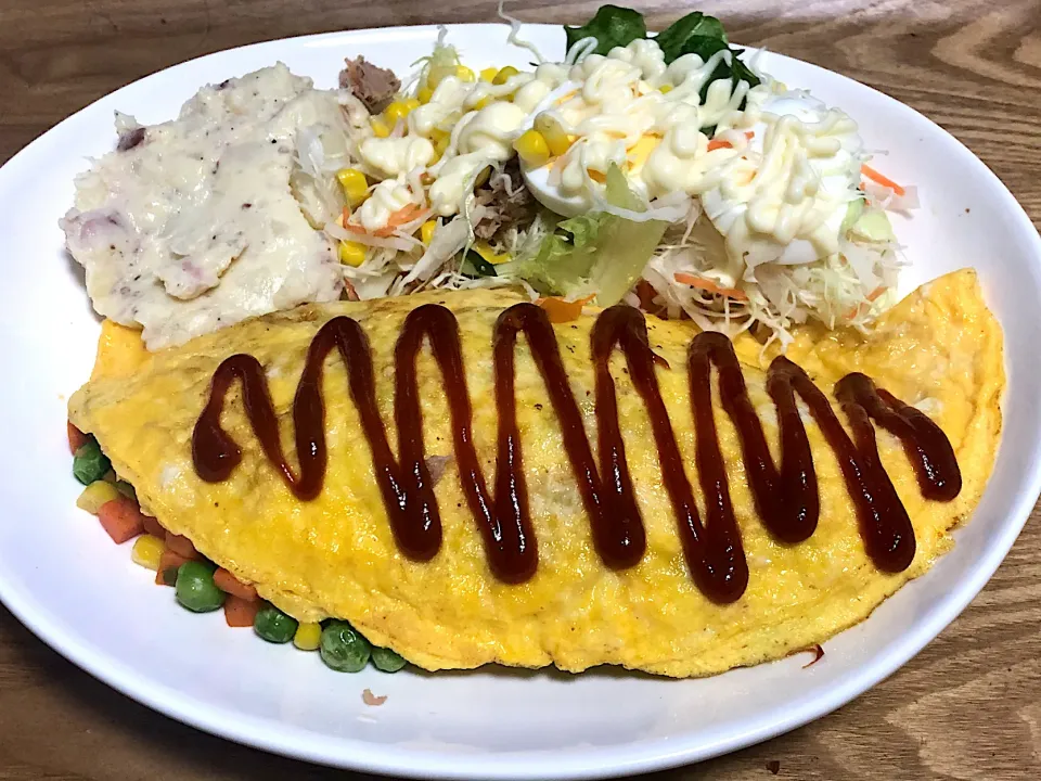 今日の夕食 ☆ウィンナーとミックスベジタブルのオムレツ ☆ポテトサラダ ☆サラダ|まぁたんさん