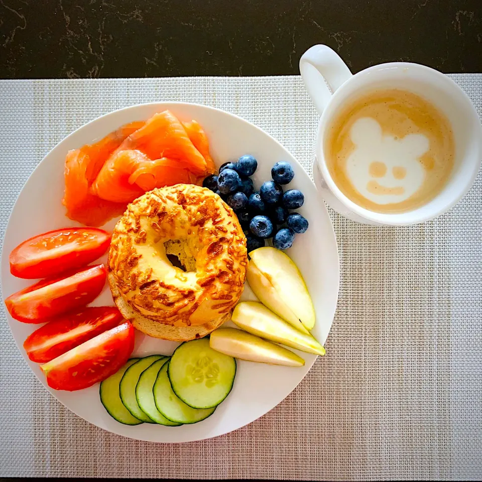 サーモンとクリームチーズのベーグルサンド🥯ベアーコーヒー🐻☕️|キノコ🍄さん