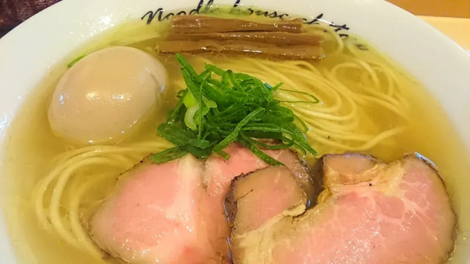 Snapdishの料理写真:麺庵ちとせ
塩（850円）
＋煮玉子（70円）
＠曙橋、若松河田
19250|大脇さん