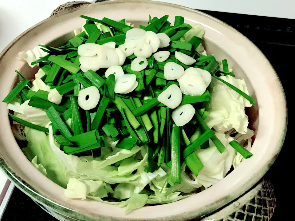 Snapdishの料理写真:昨日の夜はモツ鍋🍲野菜はシンプルにキャベツとニラだけ♡|姫mamaさん