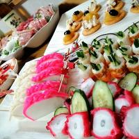 大晦日ご飯😋🍶🍷🍣✨🎶
実家にて、私と母とお嫁ちゃんと娘と姪っ子と５人で作ると楽しくてあっという間に豪華な食卓✨
写真に写りきらない皿も何品か😆
10人でワイワイする食卓は楽しいし、美味しさ倍増💕
皆様、よいおとしをお迎えください😊