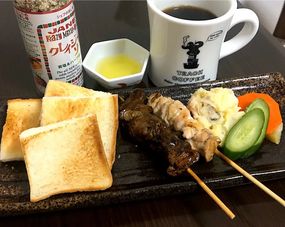 Snapdishの料理写真:朝ごはん☀️☀️☀️断酒264日目                         トースト（オリーブオイル＆クレイジーソルト）  焼鳥（ぼんじり、レバー）、ポテサラ、ぬか漬け|ぽんたさん