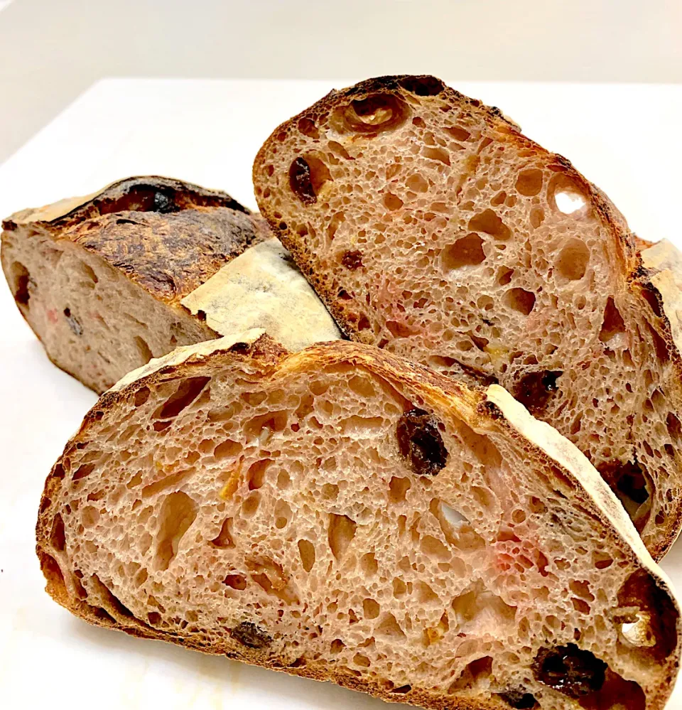 sourdough cardamom cinnamon nutmeg and allspice bread with lemon peel sour cherry and dark raisin|gonbenさん