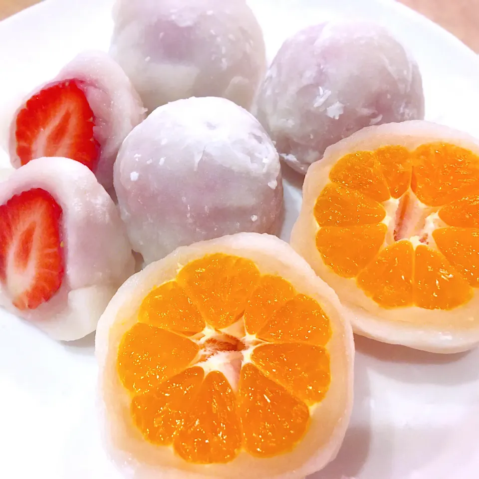 Snapdishの料理写真:切り餅でみかん大福🍊と苺大福🍓|たんたんさん