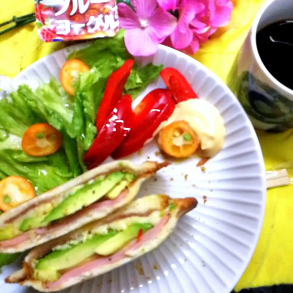 Snapdishの料理写真:おせち料理飽きた〜

アボカドホットサンド( ˘ ³˘)♥うま〜ぃ🍷🎶🦕🐭|ペンギンさん