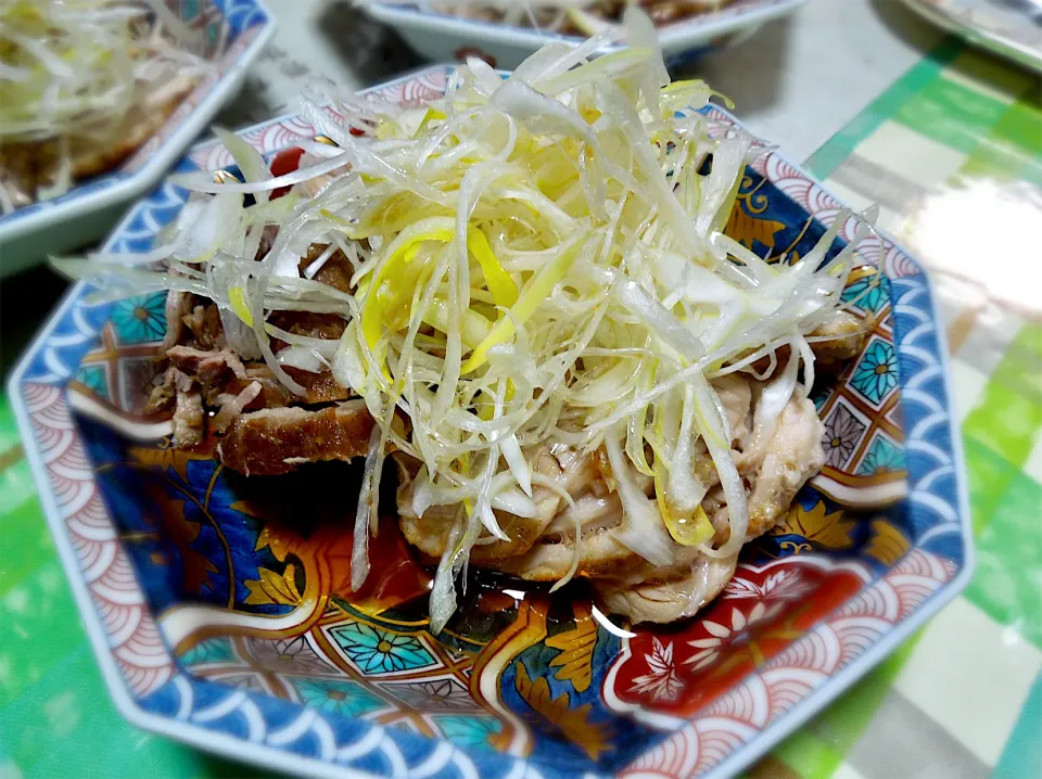 ロースとバラのチャーシュー。白髪ねぎを乗せ煮詰めた煮汁と、熱々のごま油をネギにかけて^_^|Takeshi  Nagakiさん