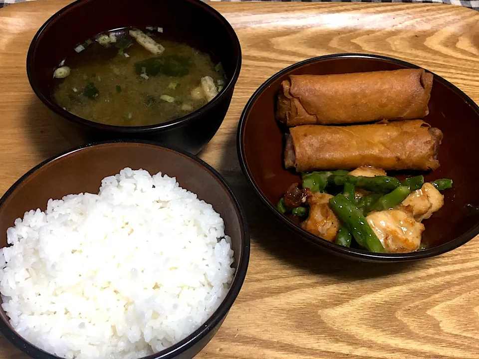 今日の夕食 ☆春巻き ☆アスパラチキン ☆とろろ昆布味噌汁|まぁたんさん