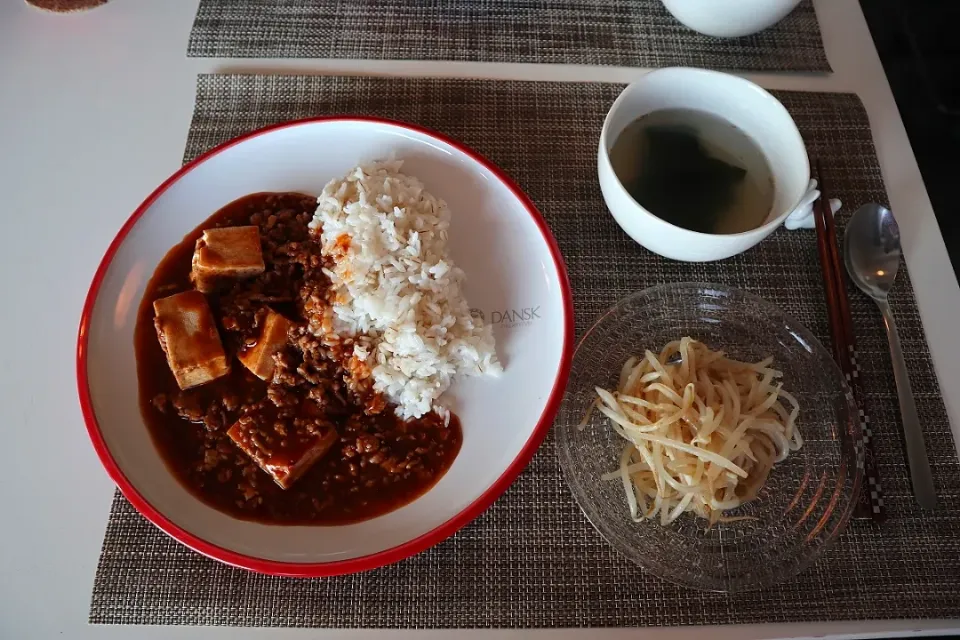 Snapdishの料理写真:今日の昼食 麻婆豆腐丼、もやしのごま和え、わかめスープ|pinknari🐰🌈さん