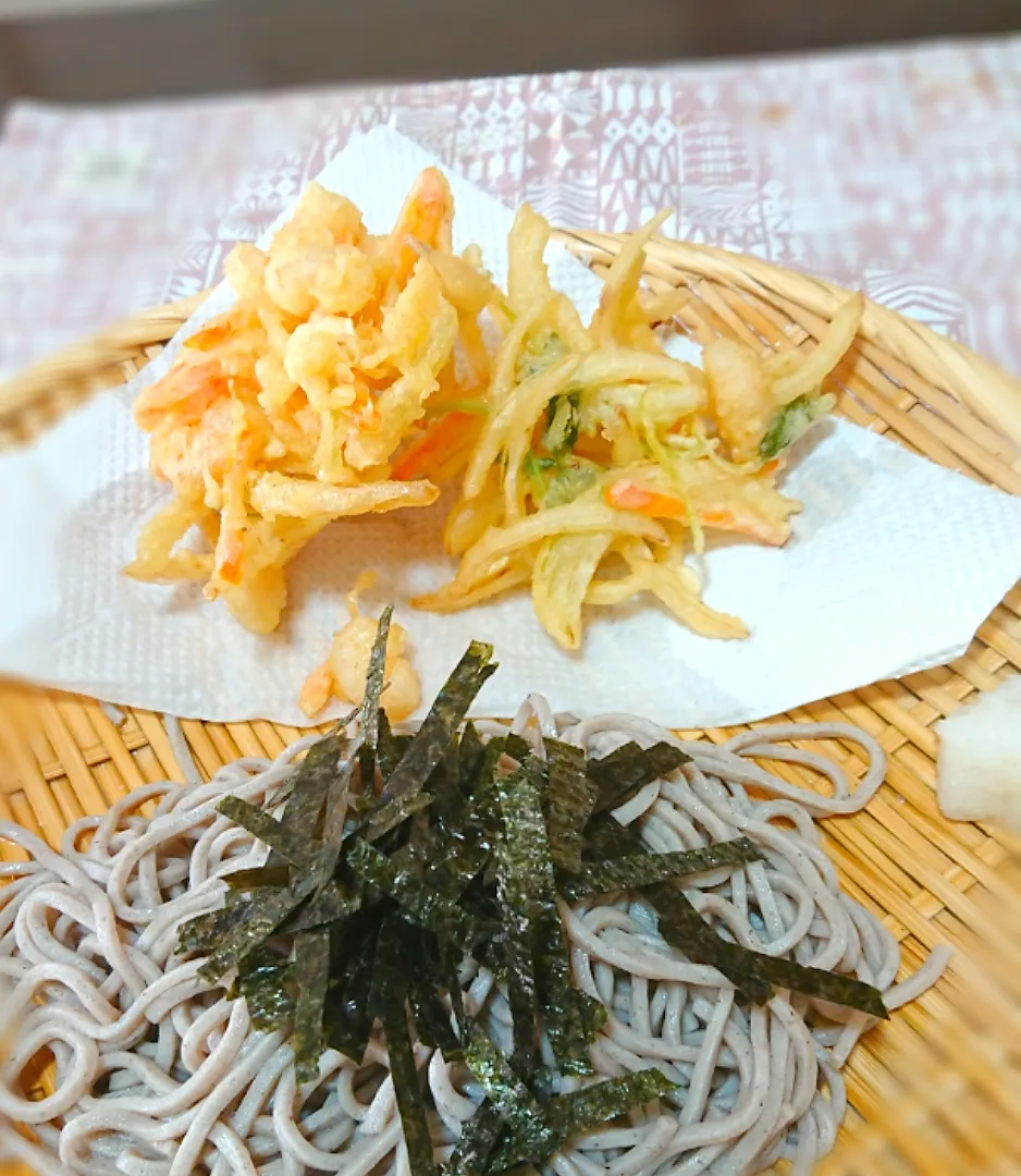 Snapdishの料理写真:蕎麦とかき揚げ えびと玉葱、人参、水菜|みかりんさん