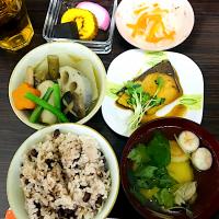 お赤飯、じゃがいも餅のお吸い物、ブリ照り焼き、お煮しめ、紅白なます、羊羹と伊達巻