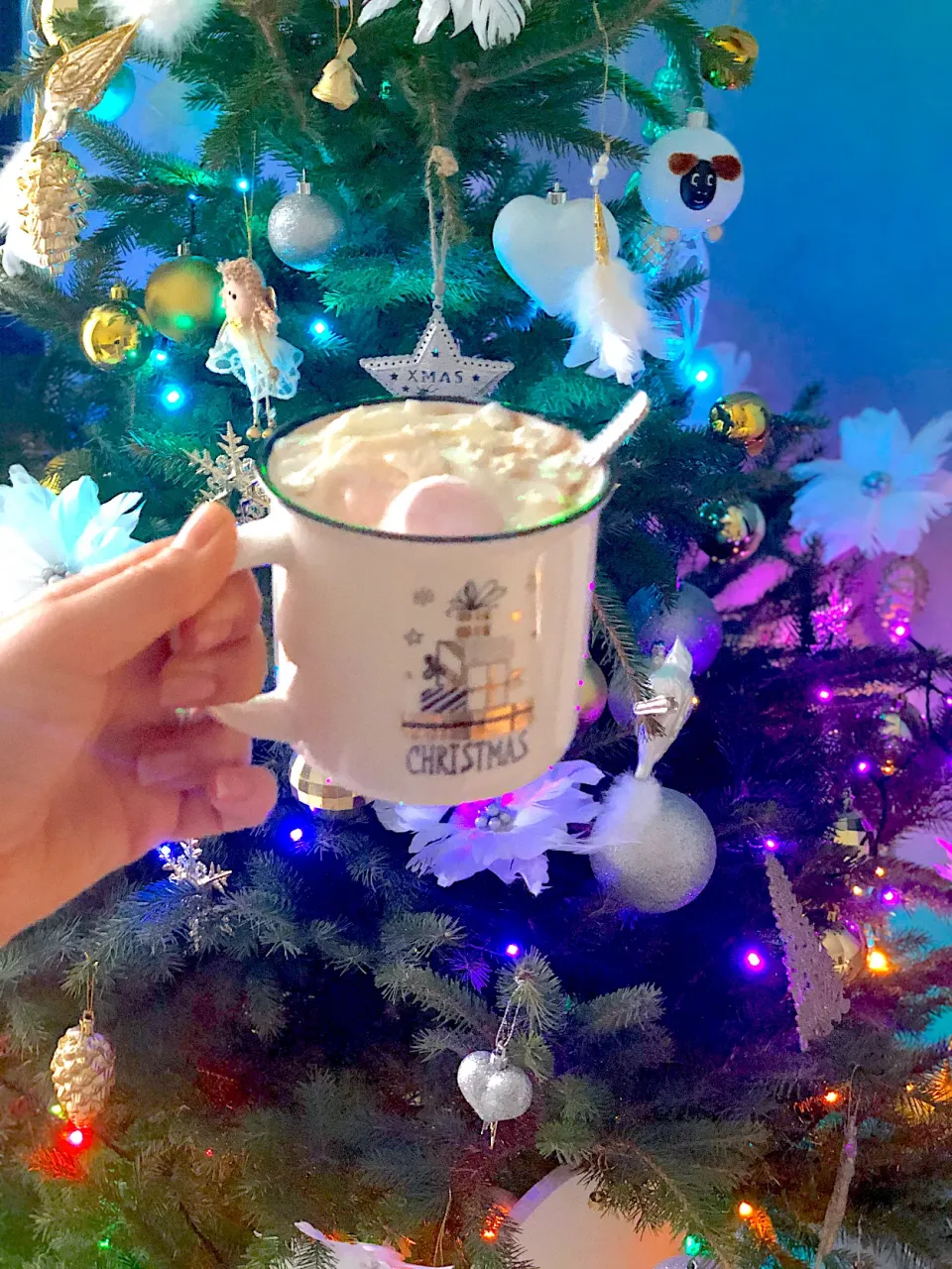 Christmas hot chocolate with marshmellows|LucieFoodさん