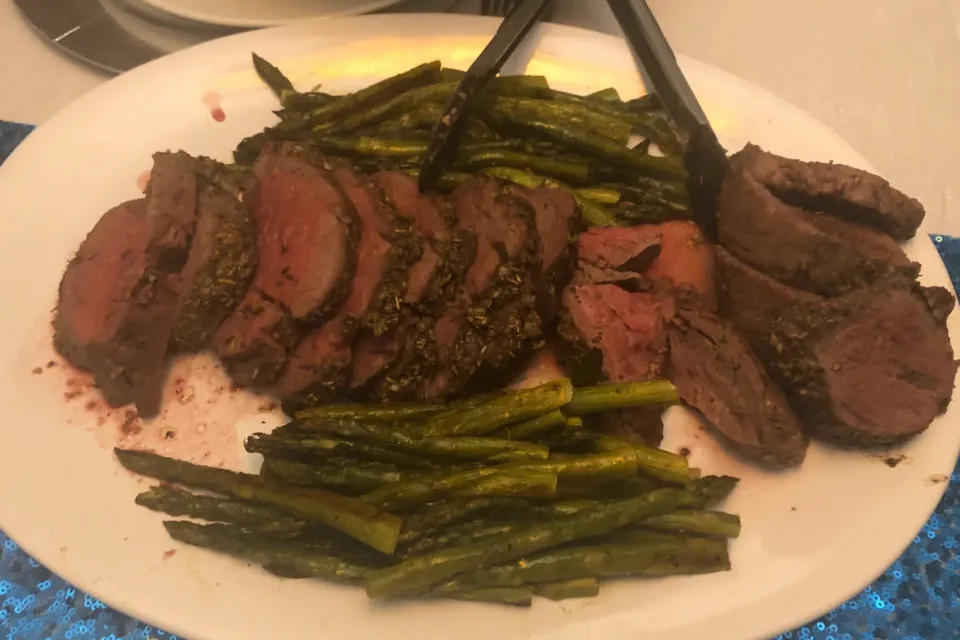 Beef tenderloin with roasted asparagus|ernest ristiさん