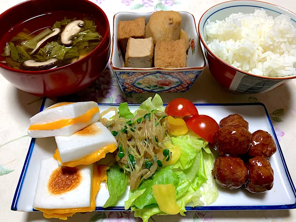 Snapdishの料理写真:朝ごはん、里芋と厚揚げの煮物、はんぺんチーズ焼|Isimura Hidekiさん