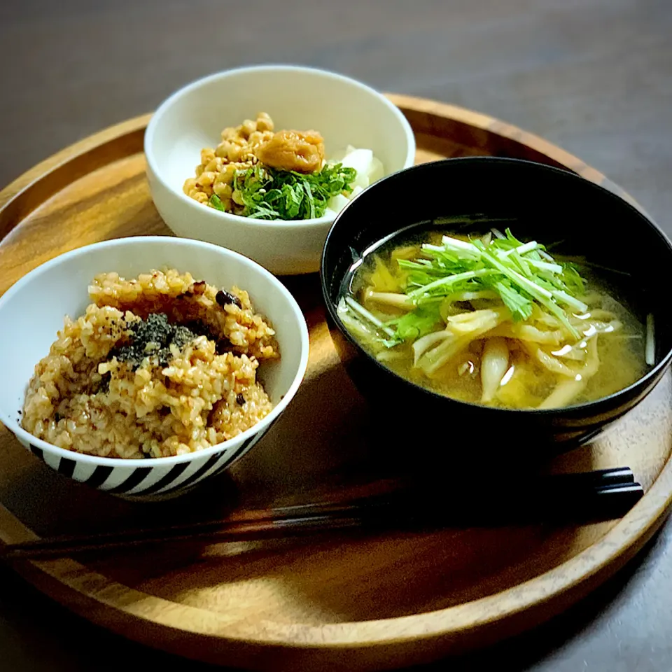 朝ごはん。梅しそ納豆、しめじと切り干し大根の味噌汁、寝かせ玄米ごはん。|恭子さん