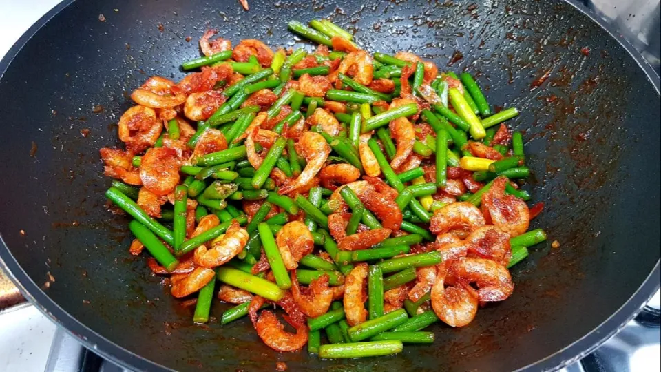 Snapdishの料理写真:stir-fried dried shrimp and garlic stems in sweet chilli sauce|steven z.y.さん