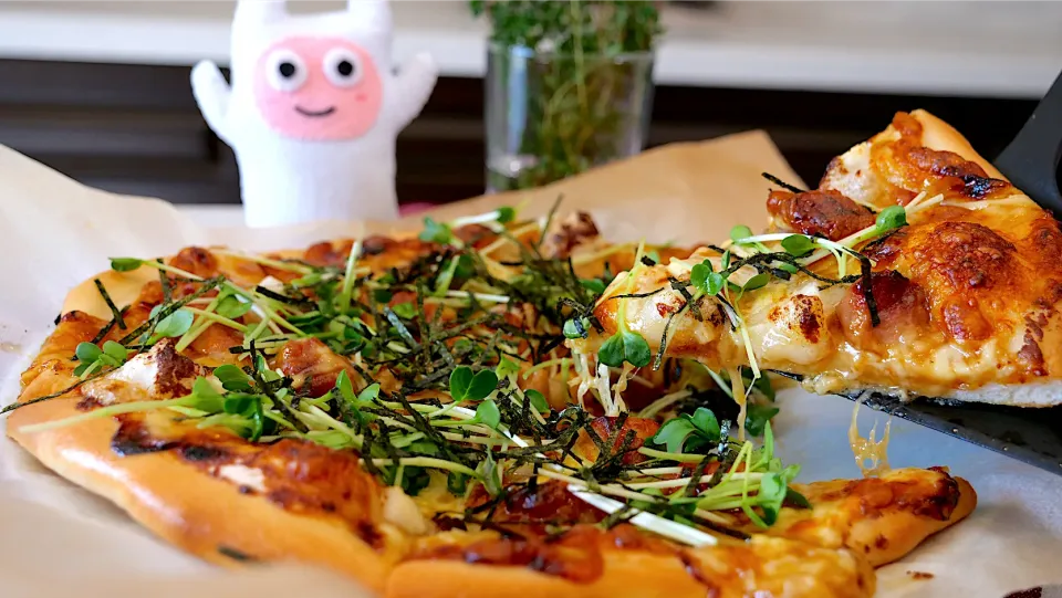 【おもちピザ】餅入りテリヤキチキンピザ🍕YouTubeギョニソのニックTV|ヨッチャンさん