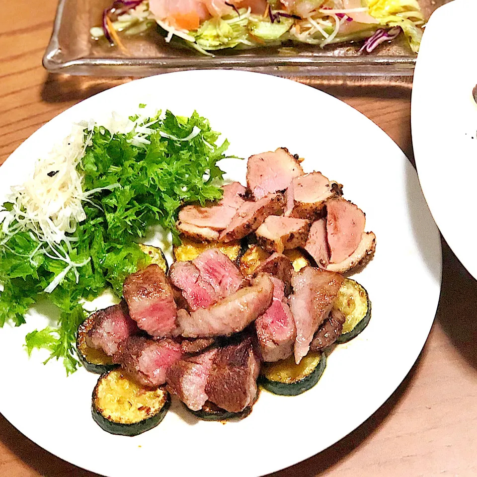 牛肉と鴨肉のステーキわさび菜添え🤤|かなこ🌼さん