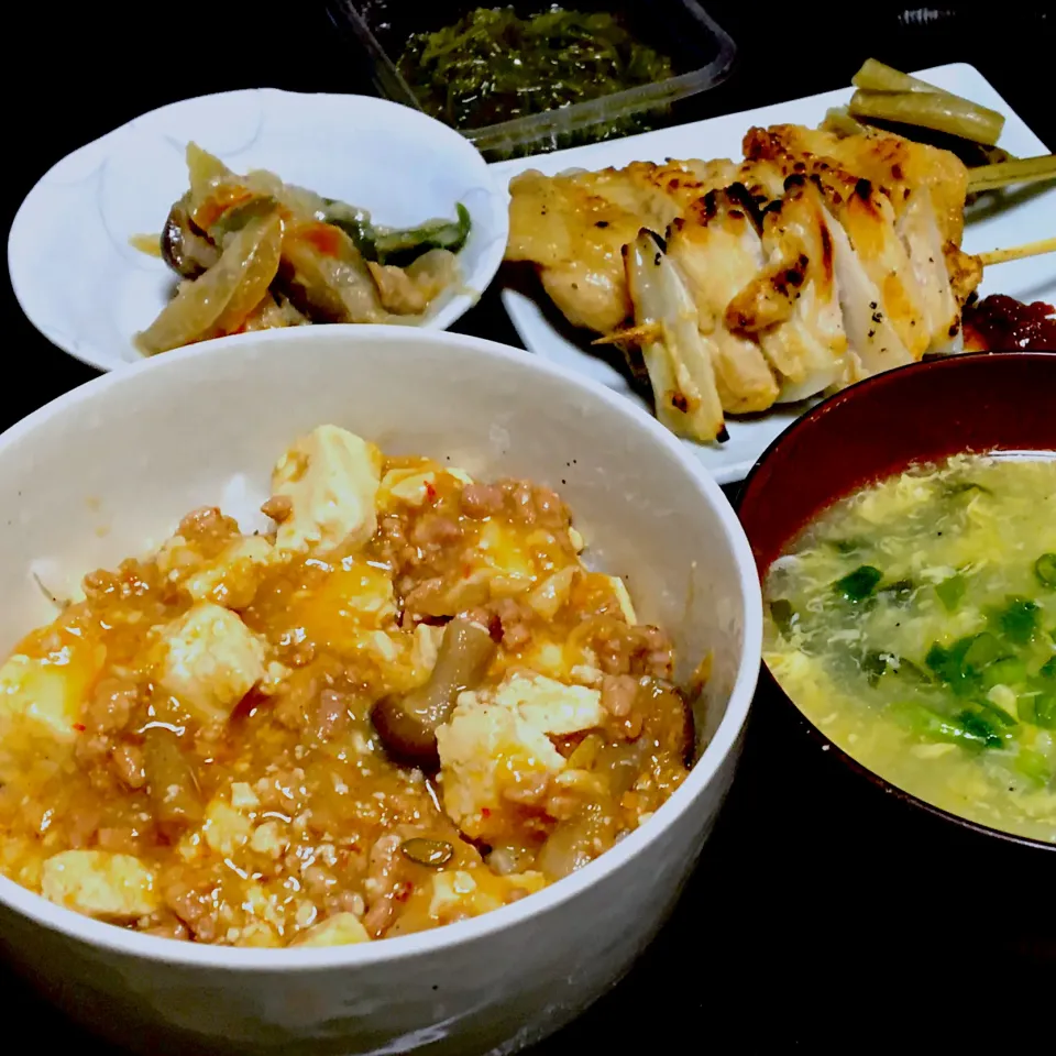 晩ごはん⭐️⭐️🔆                                             麻婆豆腐丼  焼き鳥  たまごスープ  なす味噌|ぽんたさん