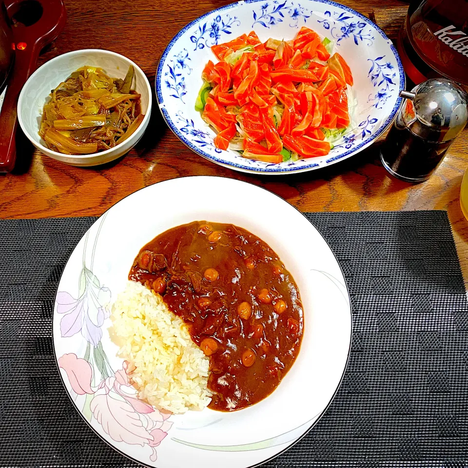 Snapdishの料理写真:ひよこ豆入りビーフカレー、サーモンマリネ、|yakinasuさん