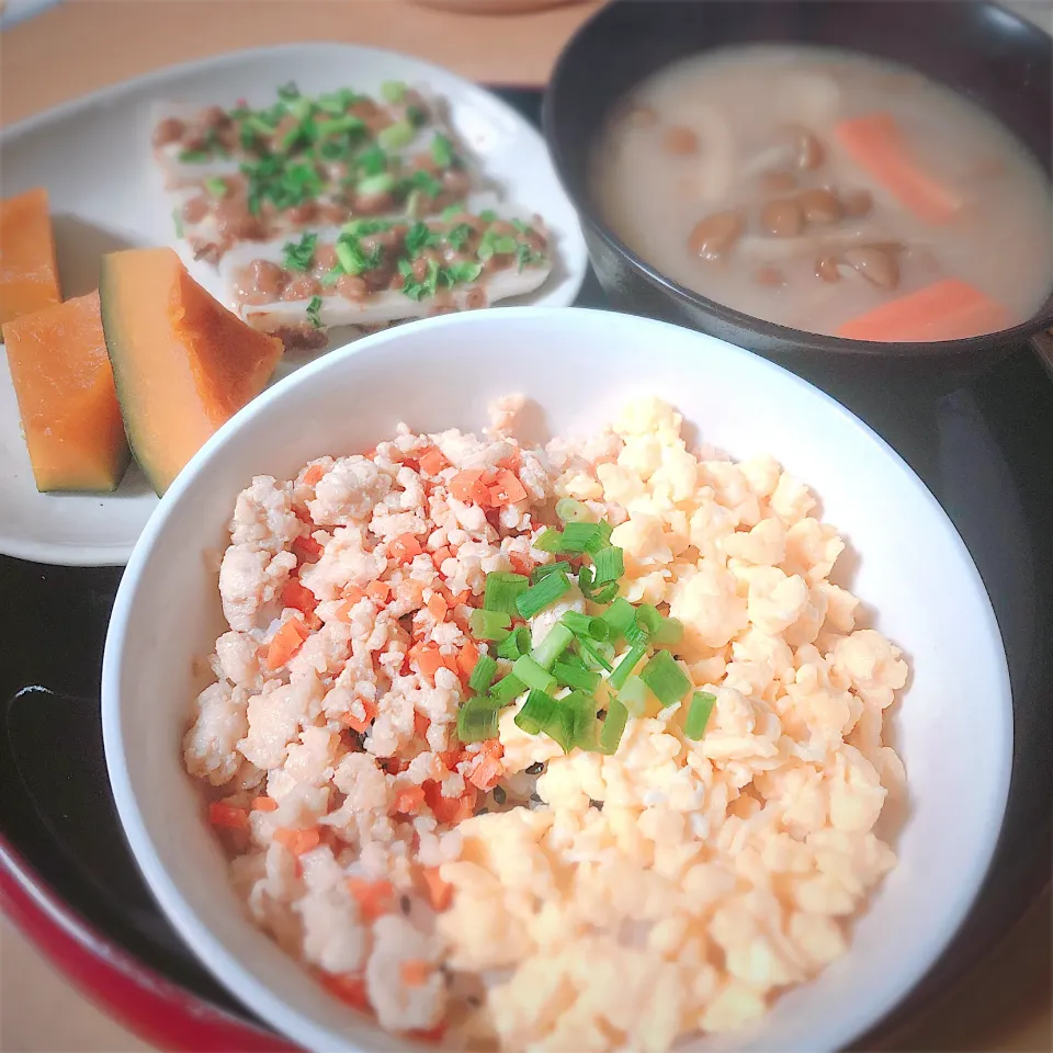 Snapdishの料理写真:お正月太り軽減対策＊ヘルシーメニューでいただきます❁*。鶏そぼろ丼**かぼちゃの煮付け**ちくわの納豆のっけ焼き**なめこ汁**|ぁゃ🍃さん