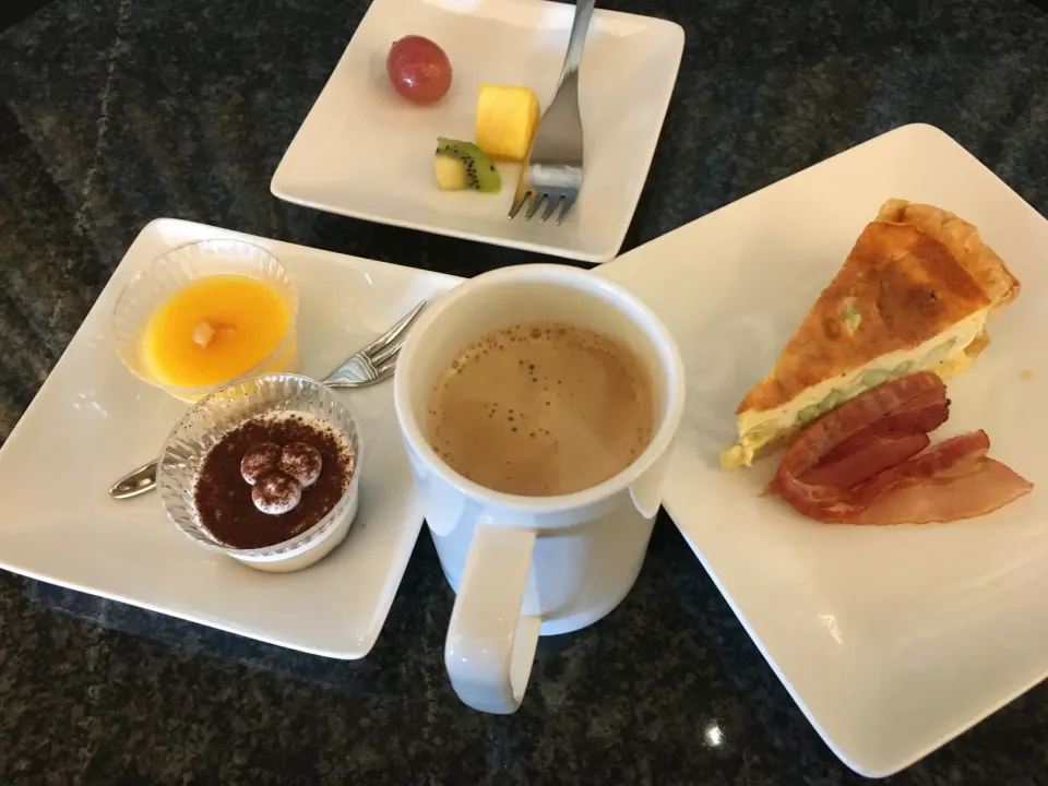 成田空港のラウンジで朝食後|フージさん