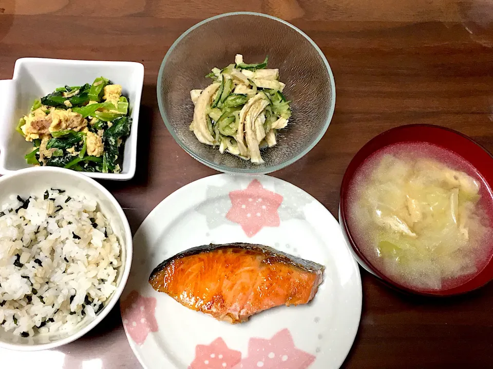 塩鮭 キャベツと揚げの味噌汁 きゅうりと蒸し鶏のごま和え 小松菜とツナと玉子炒め|おさむん17さん