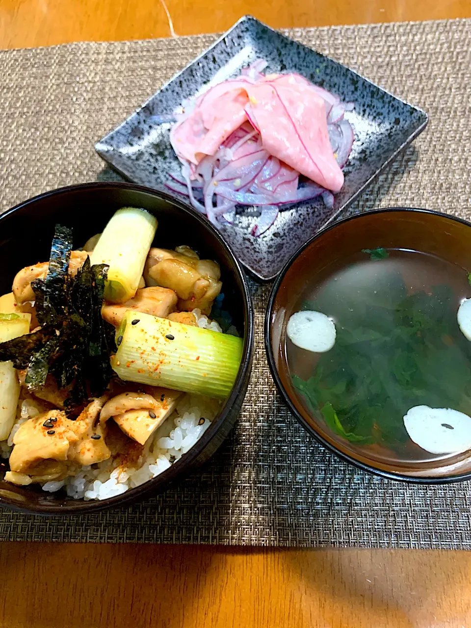 焼き鳥丼、紫玉ねぎとサラミハムのマリネ、お吸い物です。|レモンさん