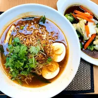 Vegetarian Ramen with egg and mixed veg side.|Sergio Lacuevaさん