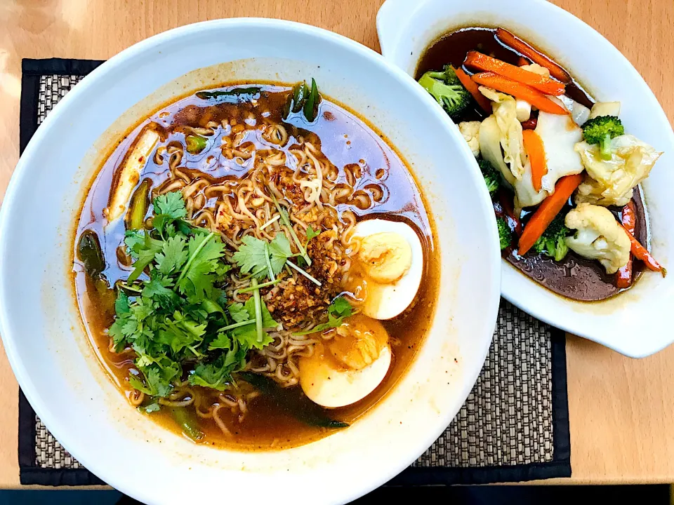 Vegetarian Ramen with egg and mixed veg side.|Sergio Lacuevaさん