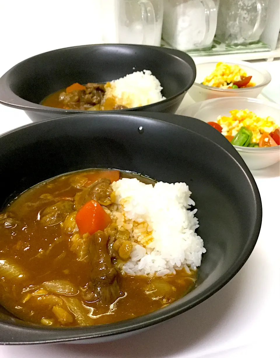 牛すじカレーと　スナップえんどうのミモザサラダ|machiさん