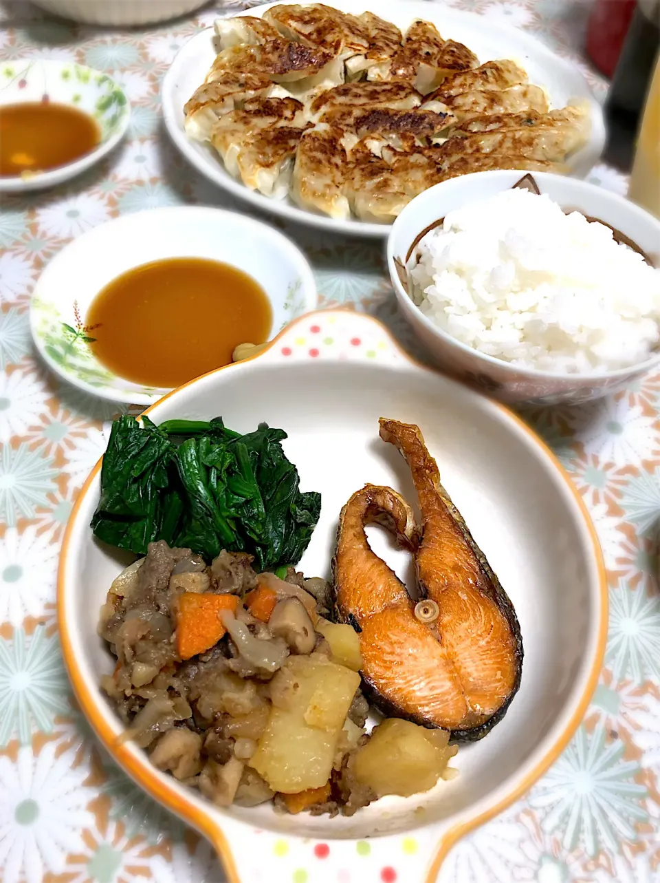 焼き鮭、肉じゃが、法蓮草のお浸し、餃子|FKTMPさん